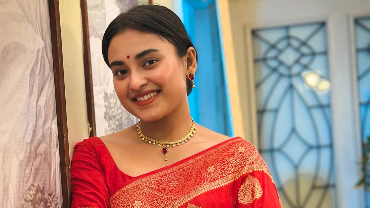 লাল শাড়িতে মুগ্ধতা ছড়ালেন তটিনী