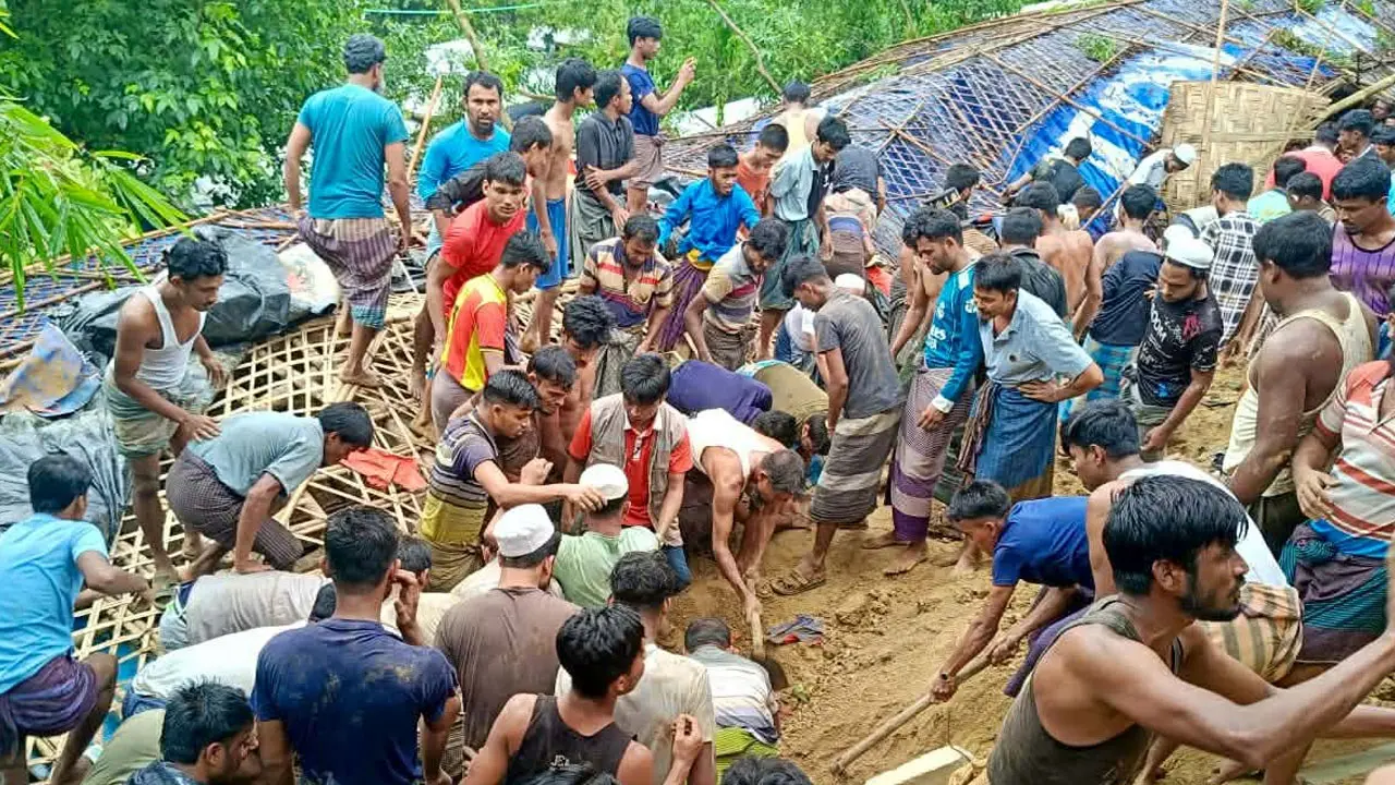 উখিয়া রোহিঙ্গা ক্যাম্পে পাহাড়ধসে নিহত বেড়ে ৮, জীবিত উদ্ধার ১৪