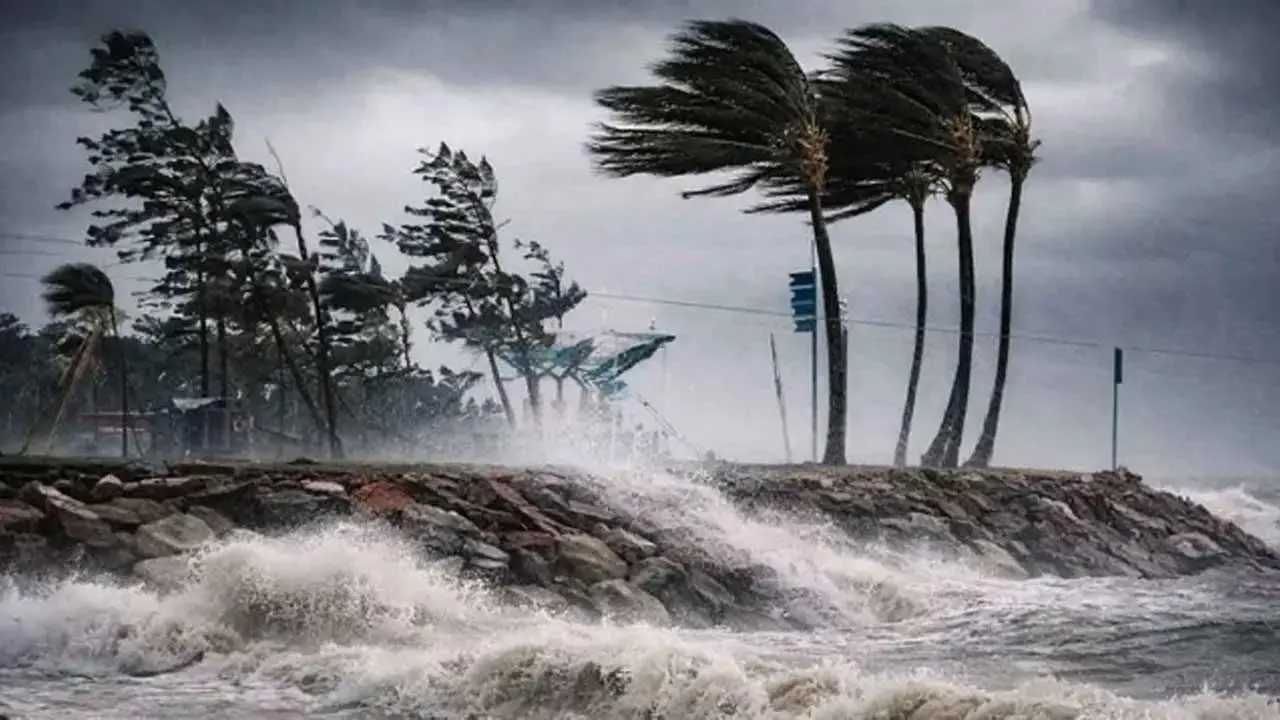 ঝোড়ো হাওয়ার শঙ্কা, ৮ অঞ্চলের নদীবন্দরে ১ নম্বর সতর্কসংকেত