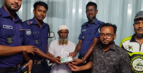বিয়ের বাজারের হারানো ৫০ হাজার টাকা ফিরিয়ে দিল ট্রাফিক পুলিশ