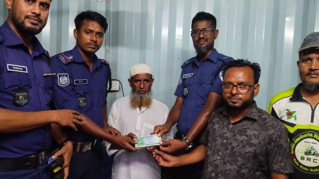 বিয়ের বাজারের হারানো ৫০ হাজার টাকা ফিরিয়ে দিল ট্রাফিক পুলিশ