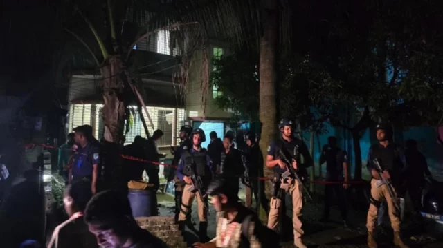 সাভারে ঘিরে রাখা বাড়ি থেকে ৯টি বিস্ফোরক উদ্ধার
