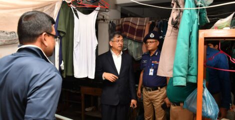 তেজগাঁও থানা আকস্মিক পরিদর্শনে স্বরাষ্ট্রমন্ত্রী, সাধারণ মানুষের সেবা নিশ্চিতের নির্দেশ