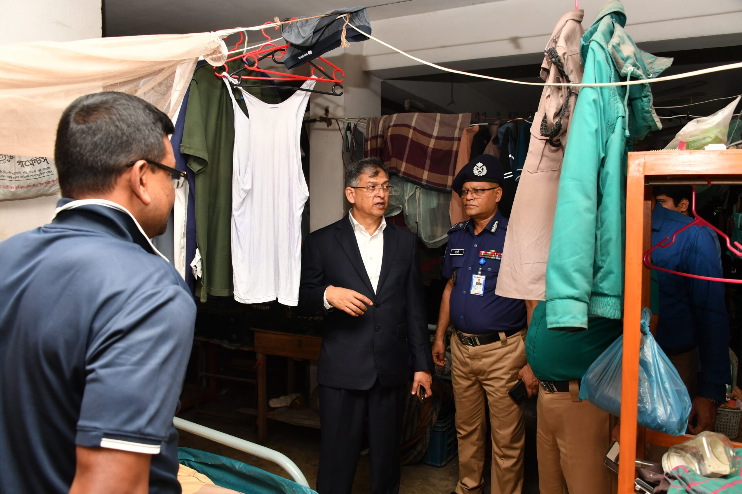 তেজগাঁও থানা আকস্মিক পরিদর্শনে স্বরাষ্ট্রমন্ত্রী, সাধারণ মানুষের সেবা নিশ্চিতের নির্দেশ