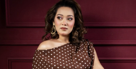অফ-শোল্ডার পোশাকে অন্যরকম দীঘি
