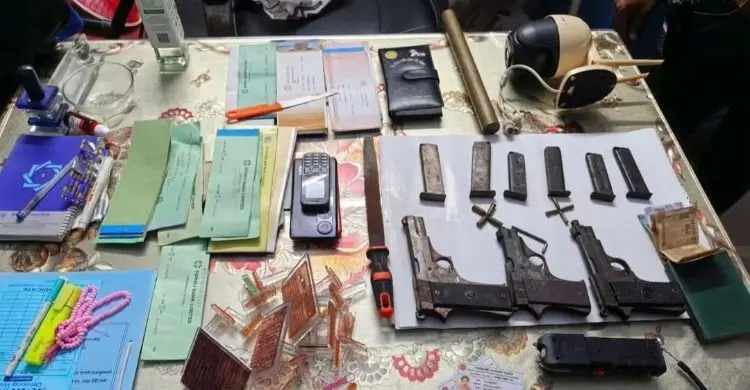 খুলনায় এক বাড়ি থেকে ৩ বিদেশি পিস্তলসহ বিপুল অস্ত্র উদ্ধার