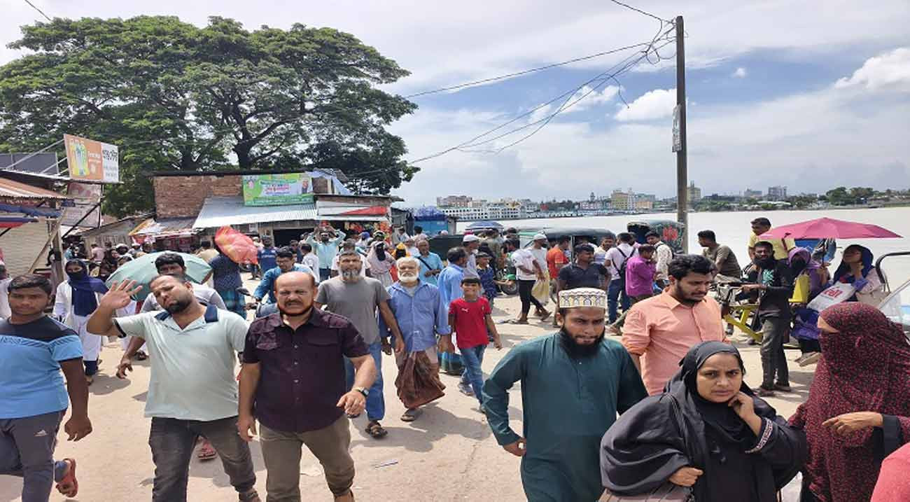 বরিশালের ৬ রুটে বাস ধর্মঘট, চরম ভোগান্তিতে যাত্রীরা