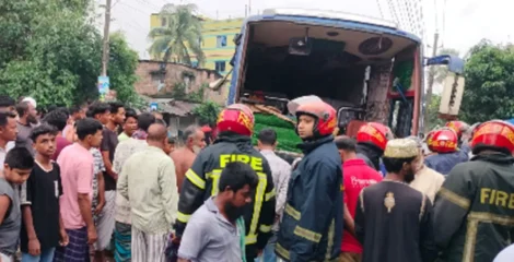 বগুড়ায় বাসচাপায় ৬ শ্রমিক নিহত, যান চলাচল বন্ধ