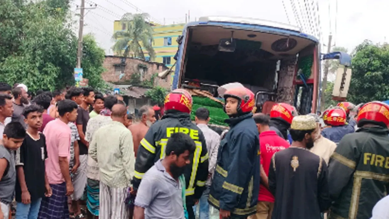 বগুড়ায় বাসচাপায় ৬ শ্রমিক নিহত, যান চলাচল বন্ধ