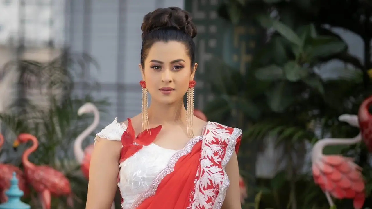সেরা অভিনেত্রীর পুরস্কার জিতে আবেগঘন বুবলী