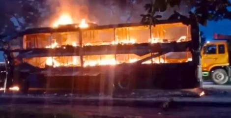 দাঁড়িয়ে থাকা গাড়িতে ধাক্কা, আগুনে পুড়ে ছাই স্লিপার বাস