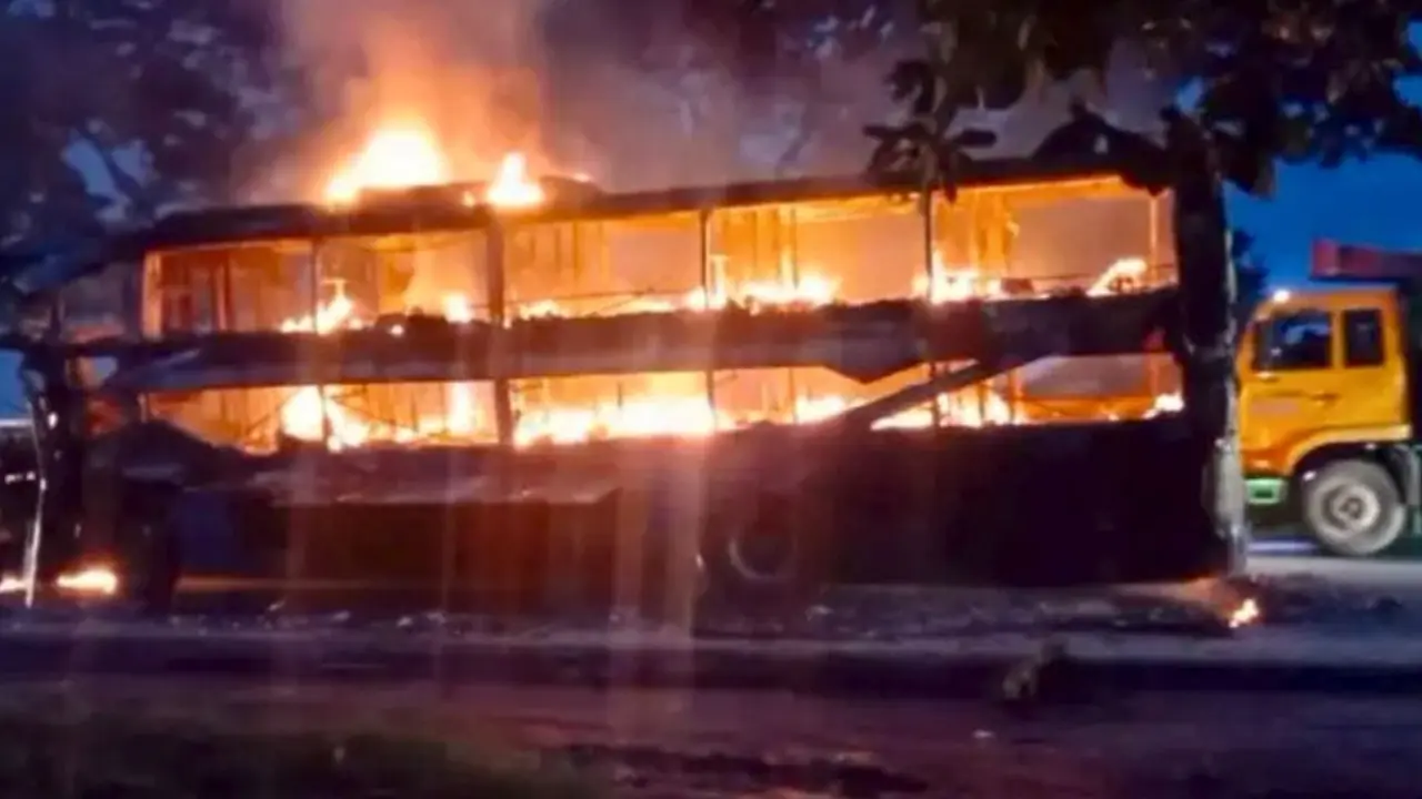 দাঁড়িয়ে থাকা গাড়িতে ধাক্কা, আগুনে পুড়ে ছাই স্লিপার বাস