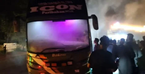 কক্সবাজার থেকে ঢাকাগামী বাসে আগুন, অল্পের জন্য রক্ষা ৩০ পর্যটকের
