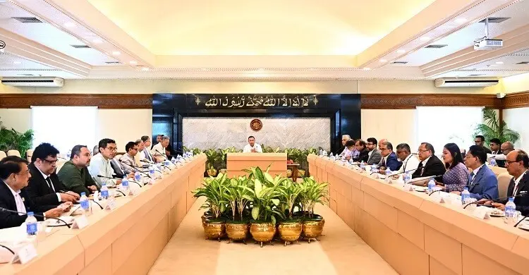 প্রধানমন্ত্রীর কাছে ১০০ বিলিয়ন ডলার রপ্তানির রূপরেখা তুলে ধরলেন ব্যবসায়ীরা