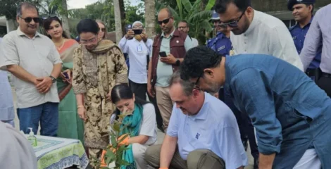 তথ্যমন্ত্রীর গ্রামের বাড়িতে ইলিশ-রসমালাইয়ে আপ্যায়িত মার্কিন রাষ্ট্রদূত