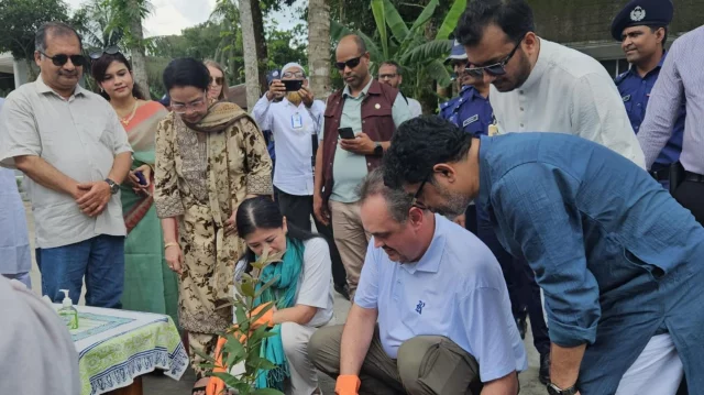 তথ্যমন্ত্রীর গ্রামের বাড়িতে ইলিশ-রসমালাইয়ে আপ্যায়িত মার্কিন রাষ্ট্রদূত