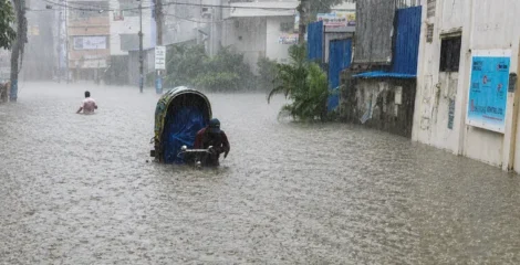 চট্টগ্রামে টানা বৃষ্টিতে ব্যাপক জলাবদ্ধতা, ভোগান্তি