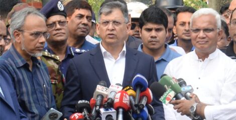 সন্ত্রাসী-চাঁদাবাজদের দ্রুত গ্রেপ্তারের নির্দেশ স্বরাষ্ট্রমন্ত্রীর