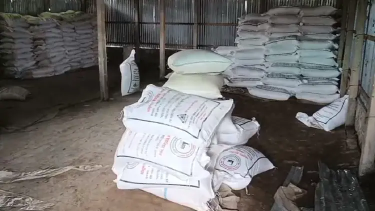 ডিলার না আসায় গুদাম ভেঙে ১০ হাজার কেজি সার নিয়ে গেলেন কৃষকরা