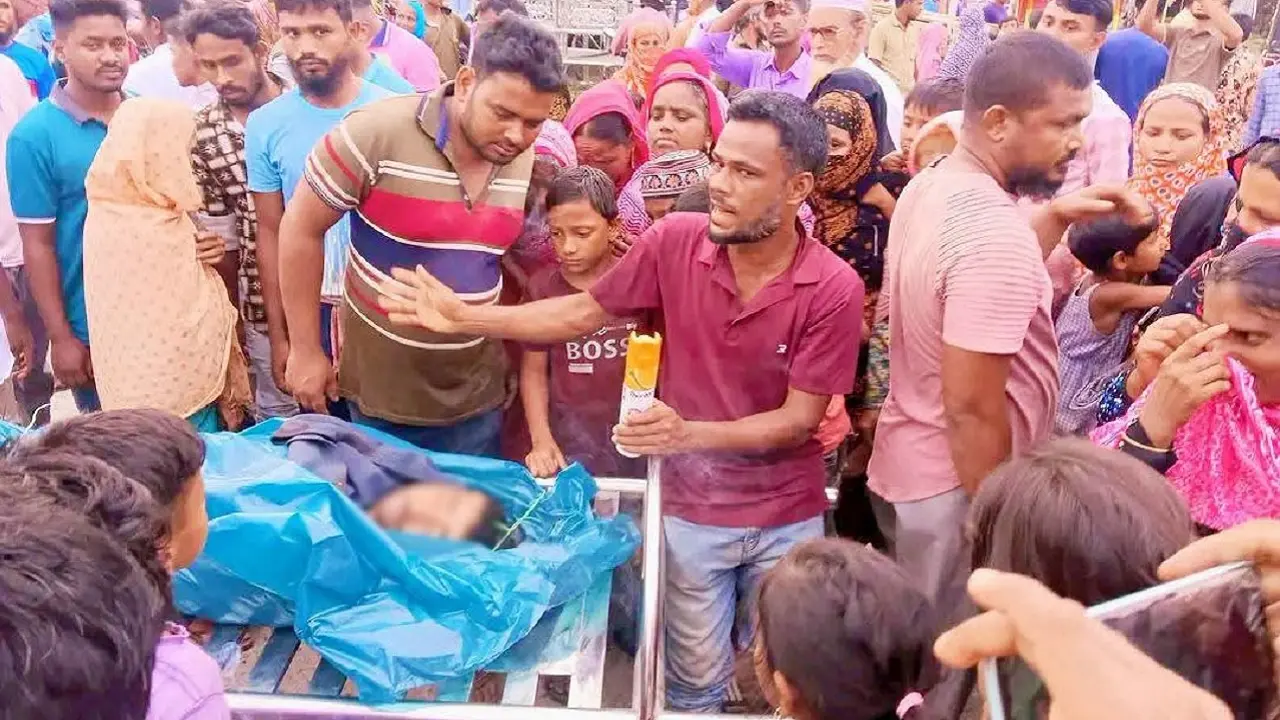সালিশে মারধরের পর বিষপানে যুবকের মৃত্যু, লাশ নিয়ে সড়ক অবরোধ