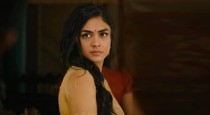 বয়সে ছোট ক্রিকেটারের সঙ্গে প্রেমের গুঞ্জন, জবাব দিলেন ম্রুণাল