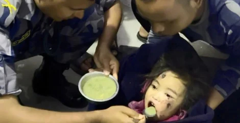 নেপালে বন্যার ধ্বংসস্তূপের নিচে ৩ দিন, জীবিত উদ্ধার ৬ বছরের শিশু