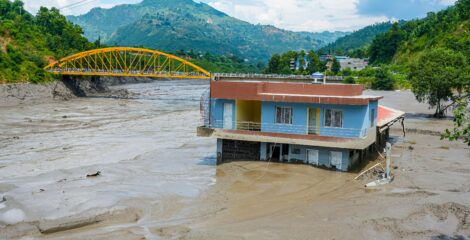 নেপালে ভয়াবহ বন্যা-ভূমিধস, কাদার নিচ থেকে উদ্ধার ৩৮৯ মরদেহ