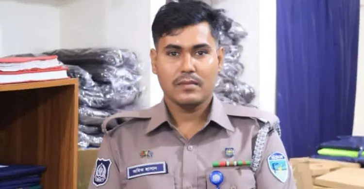নারীকে বাঁচাতে নদীতে ঝাঁপ দিলেন পুলিশ সদস্য