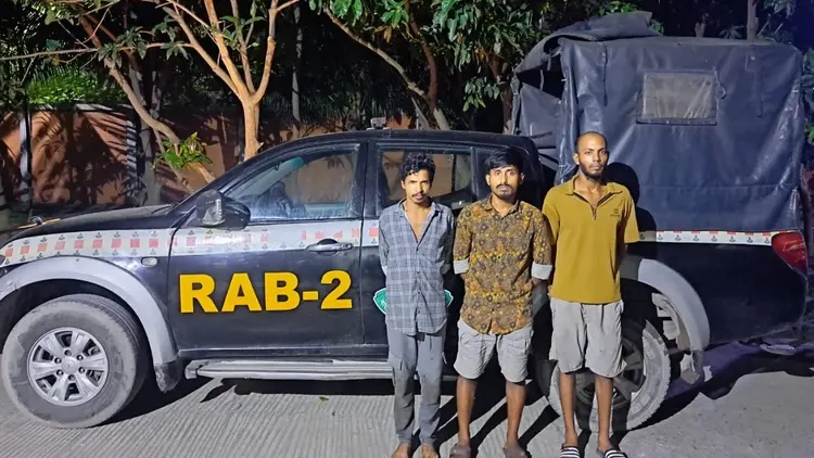 দস্যুতার প্রস্তুতিকালে ‘কব্জিকাটা আনোয়ার’ ও ‘আই ডোন্ট কেয়ার’ গ্রুপের ৩ সদস্য গ্রেপ্তার