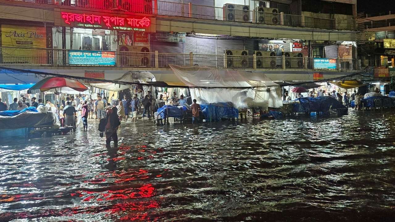 এক ঘণ্টার বৃষ্টিতে ডুবল নিউমার্কেট, চরম ভোগান্তিতে মানুষ