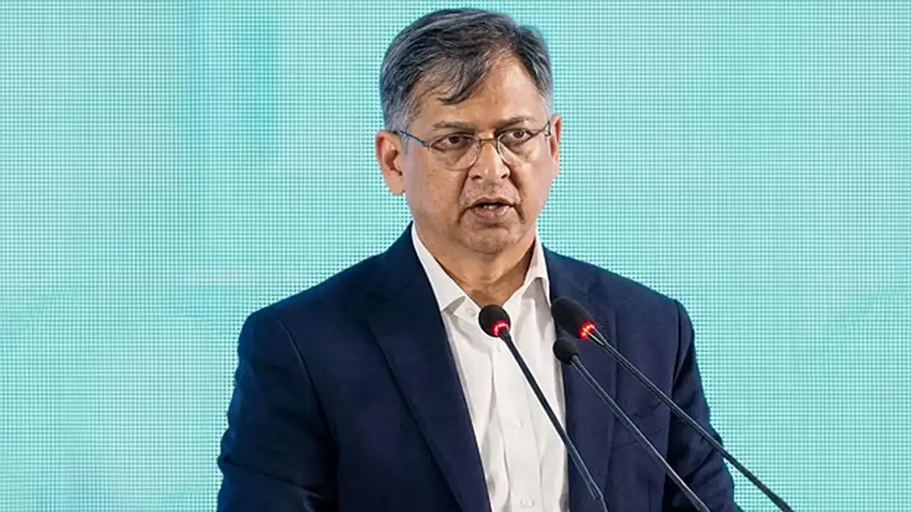 সংশোধন হবে সংবিধানের ৭০ অনুচ্ছেদ : স্বরাষ্ট্রমন্ত্রী
