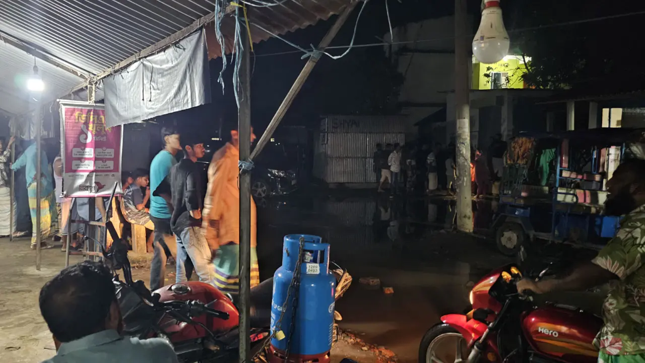 সাভারে বাড়ি ঘিরে পুলিশের অভিযান, ৫ বোমাসদৃশ বস্তু উদ্ধার