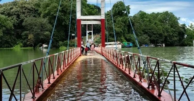 পানিতে ডুবল রাঙ্গামাটির ঝুলন্ত সেতু, পর্যটক পারাপারে নিষেধাজ্ঞা