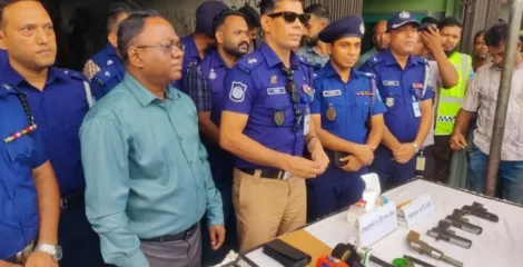 অটোরিকশার গ্যারেজে অস্ত্র কারখানা, ক্রেতা সেজে দুইজনকে ধরল পুলিশ