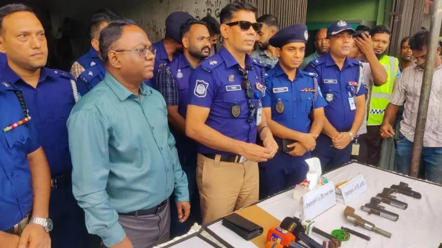 অটোরিকশার গ্যারেজে অস্ত্র কারখানা, ক্রেতা সেজে দুইজনকে ধরল পুলিশ