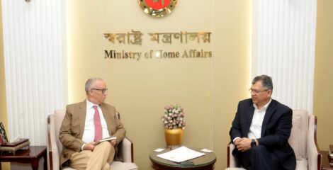 স্বরাষ্ট্রমন্ত্রীর সঙ্গে আইআরআই প্রতিনিধিদলের বৈঠক