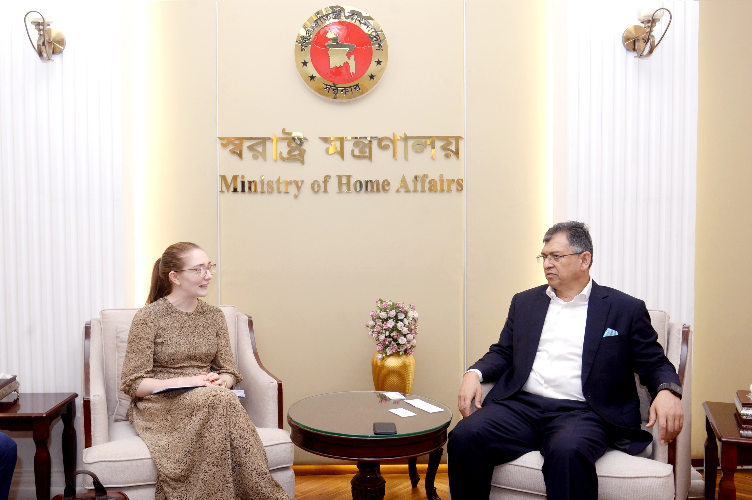 ব্রিটিশ হাইকমিশন ও ডেমোক্রেসি ইন্টারন্যাশনালের প্রতিনিধিদলের সঙ্গে স্বরাষ্ট্রমন্ত্রীর বৈঠক