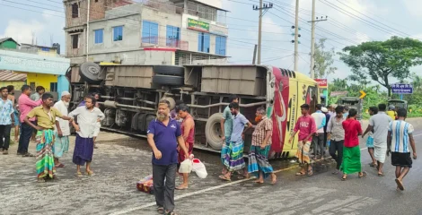 ত্রিশালে নিয়ন্ত্রণ হারিয়ে মাহিন্দ্রা-সিএনজিকে ধাক্কা, বাস উল্টে নিহত ২