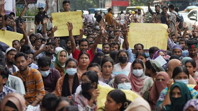 নিয়োগপত্রের দাবিতে শাহবাগে অবস্থান নিয়েছেন নিয়োগবঞ্চিত শিক্ষক প্রার্থীরা