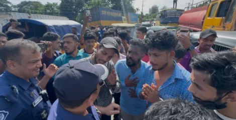 পুনর্বহালের দাবিতে চট্টগ্রাম-কক্সবাজার মহাসড়ক অবরোধ ব্যাংকারদের, ভোগান্তিতে যাত্রীরা
