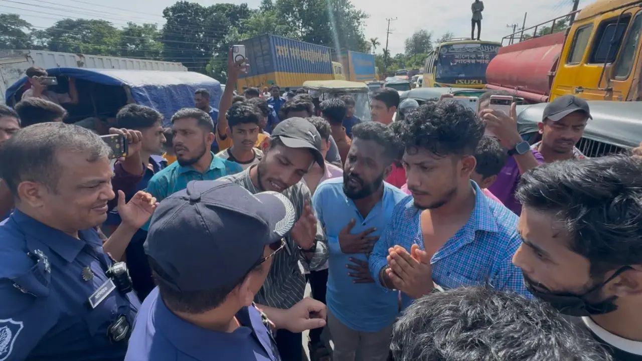 পুনর্বহালের দাবিতে চট্টগ্রাম-কক্সবাজার মহাসড়ক অবরোধ ব্যাংকারদের, ভোগান্তিতে যাত্রীরা
