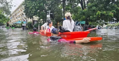 ব্যাংককে ৪ দিনেও নামেনি বন্যার পানি