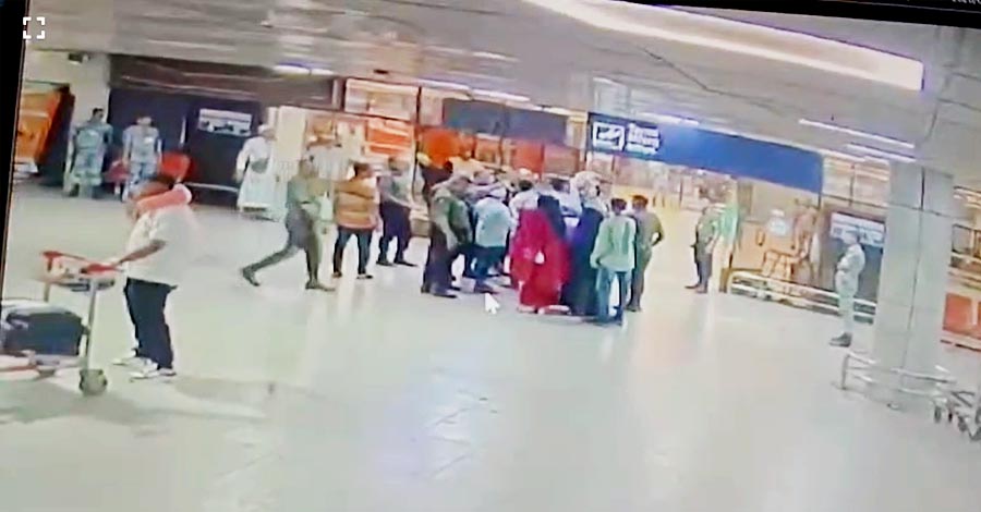 শাহজালাল বিমানবন্দরে হাতাহাতির ঘটনায় সিসিটিভিতে মিলল পুরো ঘটনার চিত্র