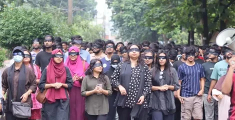 চোখ বেঁধে শিক্ষার্থীদের মিছিল, সাবেক ভিসিকে পুনর্বহালের দাবি
