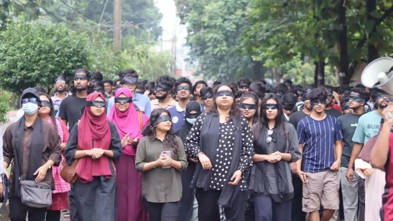 চোখ বেঁধে শিক্ষার্থীদের মিছিল, সাবেক ভিসিকে পুনর্বহালের দাবি