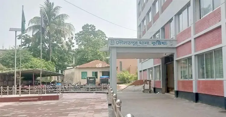 কুষ্টিয়ায় অস্ত্র-ককটেলসহ যুবক আটক, গণপিটুনিতে আহত