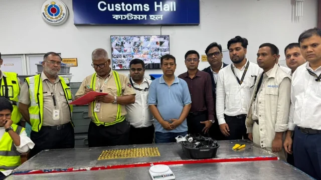 বিমানের ফ্লাইট থেকে ১৪ কেজি স্বর্ণ উদ্ধার, টেকনিক্যাল হেলপার আটক