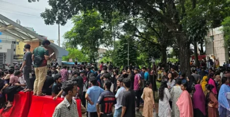 চুয়েটে উপাচার্য পরিবর্তনের প্রতিবাদে কমপ্লিট শাটডাউন, মূল ফটকে তালা