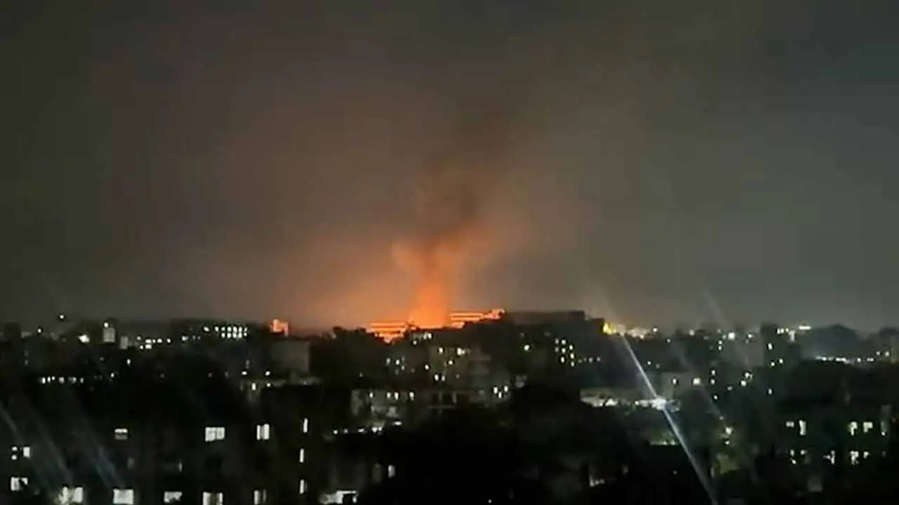 আশুলিয়ায় পোশাক কারখানায় গ্যাস সিলিন্ডারভর্তি লরিতে বিস্ফোরণ, আগুন