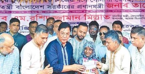 প্রধানমন্ত্রীর পক্ষে গোলাপি বেগমের হাতে বাড়ির চাবি তুলে দিলেন বিমানমন্ত্রী
